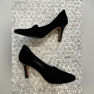 Black suede manolo blahnik pumps. Size 38.5.